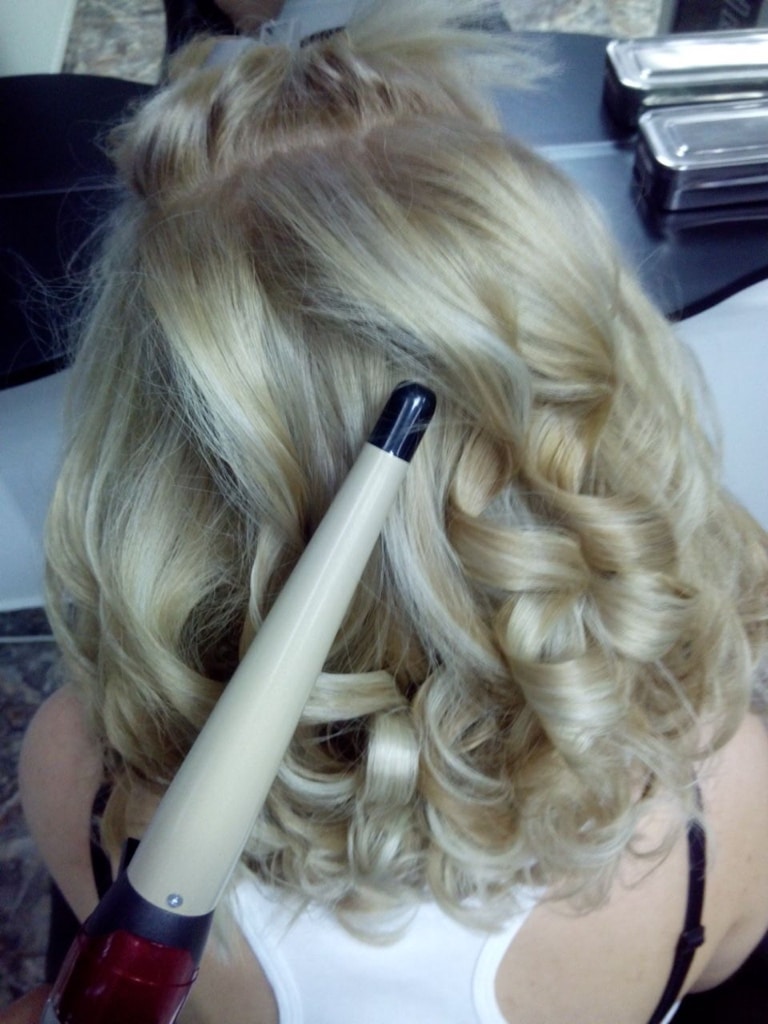 Curl your hair with hot air curl styler