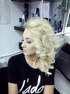Girl with blonde hair - Perfect waves with large barrel curling wand